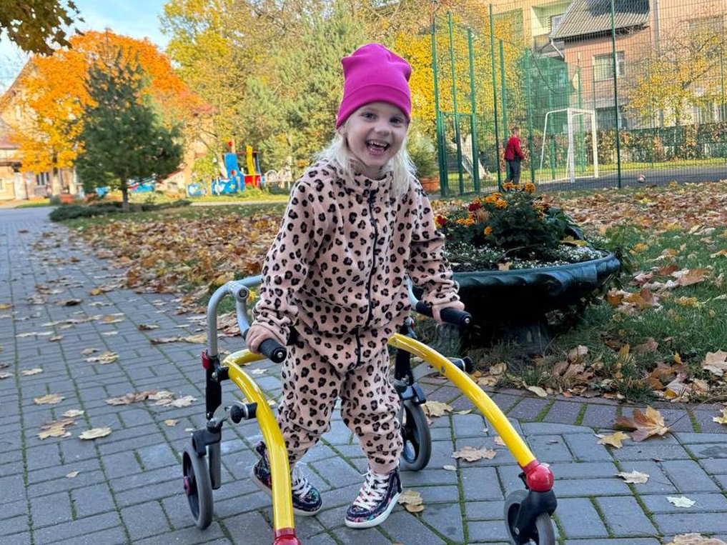 Nicole dreams of learning to walk, she needs rehabilitation after orthopedic surgery