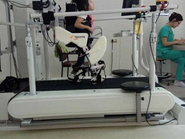 Дарига получает курс реабилитации от ДЦП в клинике "Канат".