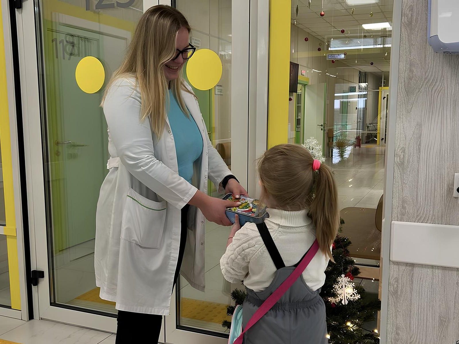 More than 300 children in different regions of Russia received gifts during the examination, reducing their anxiety when visiting a medical facility